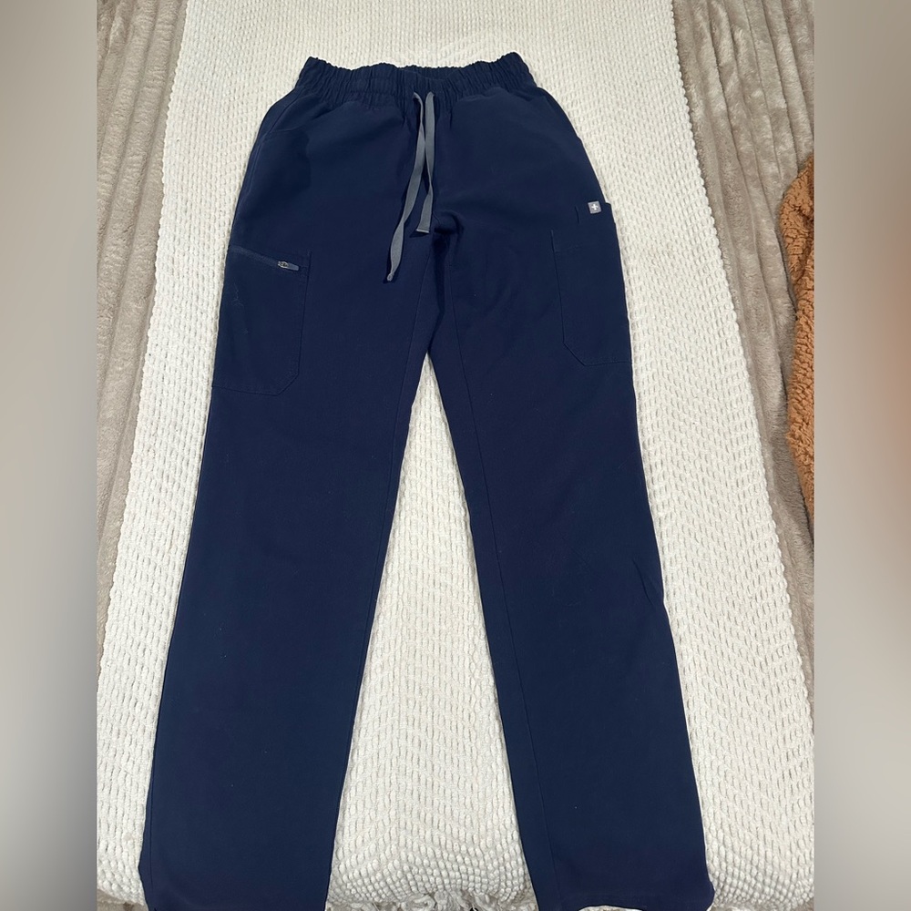 Figs Navy Yola Scrubs Pants + Navy Scrub Top